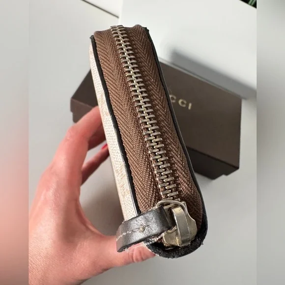 Authentic GUCCI GG Supreme Wallet - Picture 5 of 12